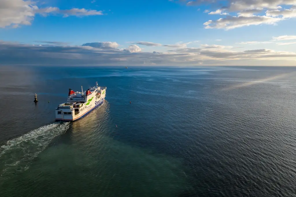 Fähre Mecklenburg-Vorpommern auf hoher See mit Rostock und Trelleborg im Hintergrund