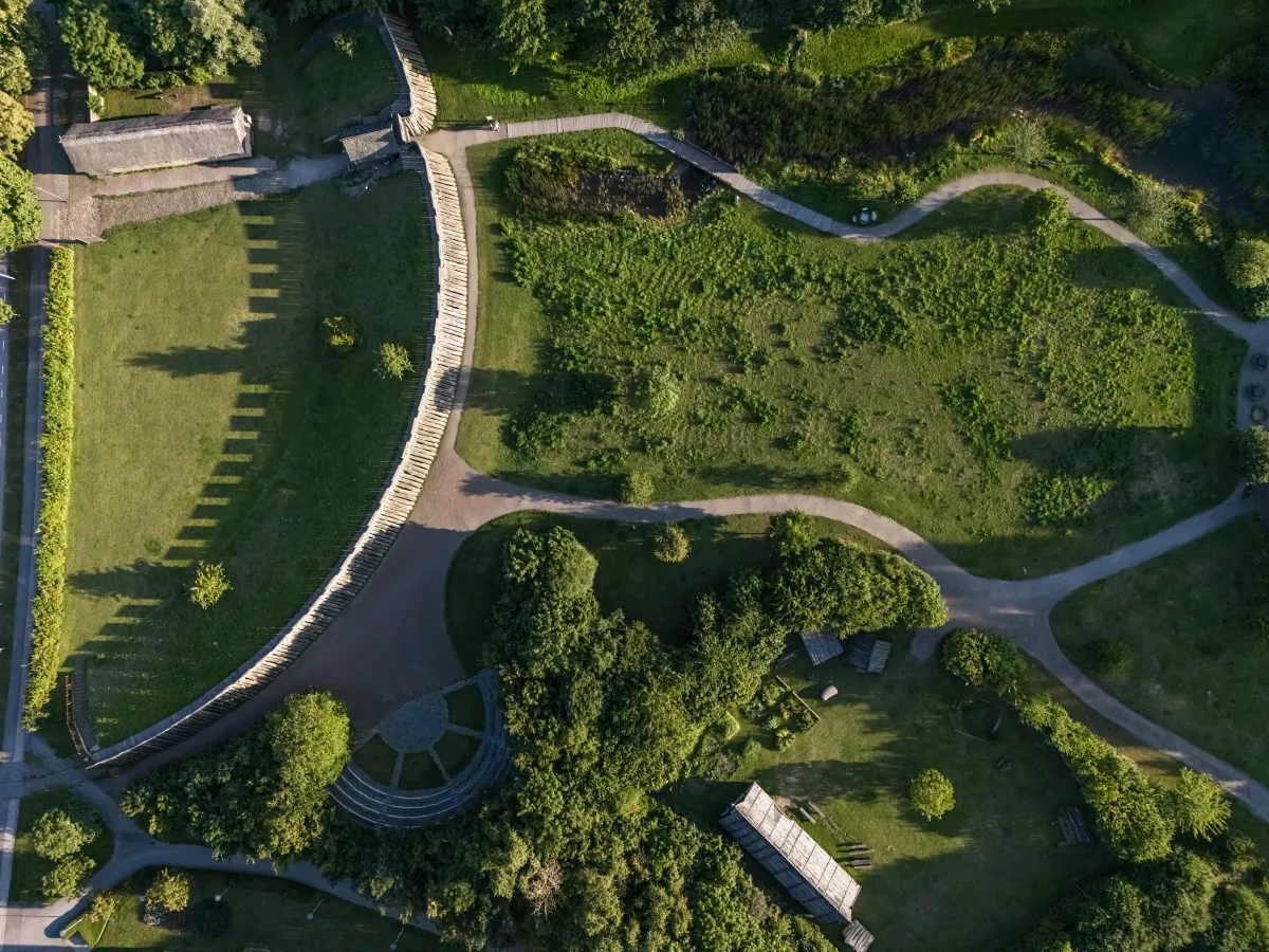 Luftbild der rekonstruierten Wikingerringfestung Trelleborgen